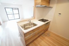 対面式キッチンなのでリビングにいるご家族とコミュニケーションを取りながら洗い物や、お料理が楽しめそうですね＾＾