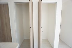 キッチン横の2つのパントリー。まとめ買いしてもこの収納量なら心配要らずです。調理家電や食品のストックをすっきりまとめられ、キッチン周りを広々使えます。