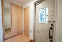 採光も考えられた明るい玄関です。たっぷり収納できるシューズボックス付きなので、家族全員の靴がきれいに整頓できます。