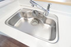 広々とした凸型シンクに洗剤ポケットを標準装備。大きなお鍋など洗いやすいです。