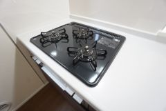 複数の調理を一度に行うことができる3口コンロ。効率よくお料理が出来ます。毎日のお料理も楽しくなりますね＾＾