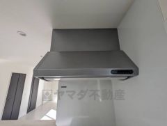 コンロ上には換気扇完備＾＾すぐ横に小窓が設けられているので、換気扇と合わせてWで換気できます＾＾