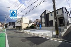 現地（2025年10月）撮影。前面道路は広く、車同士がすれ違うスペースが十分にあります。落ち着いた住宅地内で快適な生活を実現してみませんか＾＾