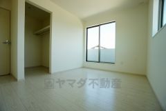 日当たり良好です。温かい光の差し込むゆとりのある居室をぜひ現地にてご確認くださいませ。