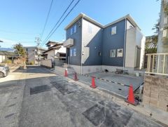 前面道路は北西側約4ｍの公道に面しています。