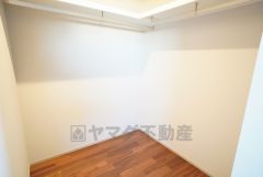 2階2洋室にハンガーパイプ付きのウォークインクローゼットが設けられています。たっぷり収納できるので衣替えの心配もいりませんね＾＾ 