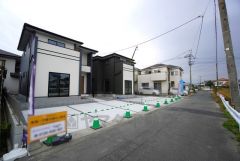 前面道路。住人以外の車の進入も少なく、小さなお子様を持つご家庭にも安心です。