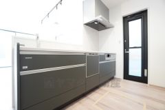 対面式キッチンなのでリビングにいるご家族とコミュニケーションを取りながら洗い物や、お料理が楽しめそうですね＾＾