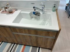 大きなお鍋も楽々洗える幅の広いシンクです＾＾ステンレスシンクなので簡単にお掃除できますよ。洗剤やスポンジもすっきりできる収納付き。