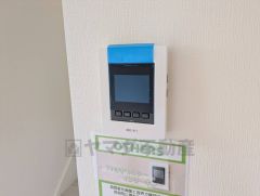 防犯はもちろん、セールスマン対策にもなるモニター付きインターホンです。お子さん1人での留守番時にも活躍しそうです。 