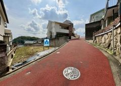 前面道路は北西側約4.2ｍの公道に約10ｍ面しています。