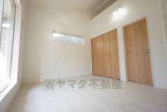 7帖。主寝室としてお使いいただけそうなこちらのお部屋は、日当たりが良く、爽やかな風を感じて起きる朝は、快適生活の始まりに。