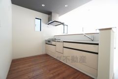 対面式キッチンなのでリビングにいるご家族とコミュニケーションを取りながら洗い物や、お料理が楽しめそうですね＾＾