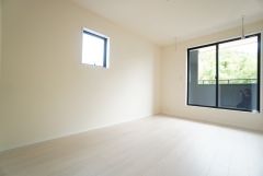 主寝室としてお使いいただけそうなこちらのお部屋は、日当たりが良く、爽やかな風を感じて起きる朝は、快適生活の始まりに。