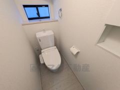 1階2階の2ヶ所にトイレがありますので、忙しい朝にも家族に気を使わず、ゆとりが生まれますね＾＾ 小窓付きで換気する時に便利です＾＾
