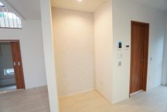 キッチンのすぐ隣に配置された、使い勝手の良い収納スペース。常備菜や調味料のストックはもちろん、置き場所に困る大型の調理器具や掃除用品もすっきりと収まります＾＾