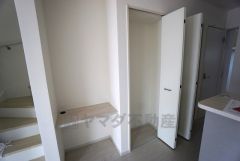 キッチン横にスタディーカウンター付き。お子さまの勉強スペースや作業の場、家事の合間の一息休憩にも＾＾横にパントリー＆リビング収納あり＾＾ 