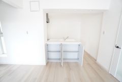 食品や飲料、調理器具を収納できる棚付き。