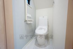 ウォシュレット付きトイレです。1階2階の2ヶ所にトイレがあるので、忙しい朝にもゆとりができますね＾＾