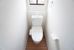 温水洗浄機付トイレです。節水機能もあるので、安心して使えますね。もちろん、1階2階の2ヶ所にトイレがあるので、忙しい朝にもゆとりができますね。