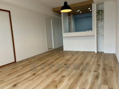 キッチン全面には収納棚付き＾＾インテリアや観葉植物を置いても良さそうですね＾＾