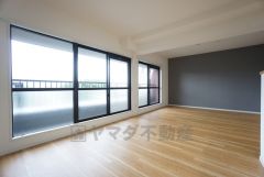 大きな掃き出し窓のあるリビングは、陽光あふれる明るい空間です。ゆったりと寛げる憩いの場となりそうです。アクセントクロスでお洒落な空間＾＾ 