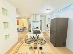 キッチンと横並びにダイニングテーブルを置くことで配膳動線が短くなり、家事負担も軽減されますね＾＾（インテリアCG画像） 