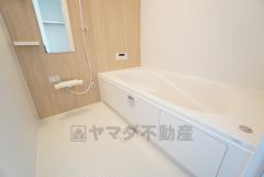 1日の疲れを癒すくつろぎのバスルーム。足を伸ばしてもゆったりと入れるサイズです。お子様と一緒にお風呂に入っても狭くないですね＾＾