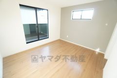 主寝室としてお使いいただけそうなこちらのお部屋は、日当たりが良く、爽やかな風を感じて起きる朝は、快適生活の始まりに＾＾