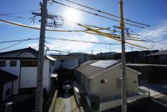 目の前に日差しを遮る建物がないので、日当たり＆風通し良好です＾＾心地よい自然の光や風を感じることができ、ほどよく開放感のある空間がつくれます。