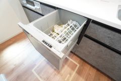 食事の後の手間を解消する食器洗い乾燥機付。冬場の洗い物で手荒れの悩みもなくなります。手洗いよりも節約できて便利。