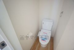 温水、暖房、ウォシュレット付の高機能トイレです。もちろん各階にトイレがあるので、忙しい朝の混雑を避けることが出来ます。