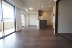 大きな掃き出し窓のあるリビングは、陽光あふれる明るい空間です。ゆったりと寛げる憩いの場となりそうです。 