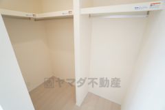 寝室にはハンガーパイプ付きのウォークインクローゼットが設けられています。たっぷり収納できるので衣替えの心配もいりませんね＾＾