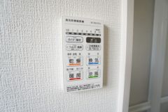 浴室暖房乾燥機付き。天候に左右されず、いつでも好きなときに洗濯物を干せるので、仕事や家事で忙しい方に重宝します。