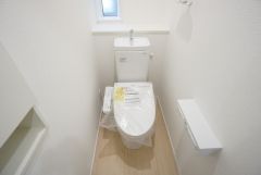 1階2階の2ヶ所にトイレがありますので、忙しい朝にも家族に気を使わず、ゆとりが生まれますね＾＾