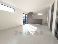 窓から光が差し込む明るいダイニングです＾＾