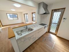 対面式キッチンなのでリビングにいるご家族とコミュニケーションを取りながら洗い物や、お料理が楽しめそうですね＾＾ 