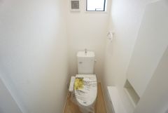 温水洗浄機付トイレです。節水機能もあるので、安心して使えますね。もちろん、1階2階の2ヶ所にトイレがあるので、忙しい朝にもゆとりができますね。