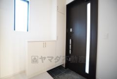 玄関扉から光の差し込む明るい玄関です。