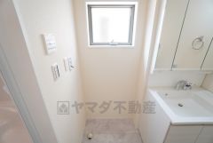 ランドリースペース上部には窓も付いており換気に便利です＾＾