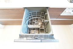 炊事時間を大幅に短縮できる食器洗浄乾燥機付き＾＾食器を洗う手間が減るので家族とのコミュニケーションの時間や自分の時間が増えますね。