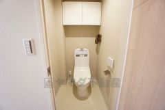 ウォシュレット、暖房便座、節電・節水機能など、使い勝手のよい高機能トイレです。 上部には収納棚が付いています＾＾