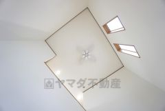 リビング上部は吹抜けになっており、開放感あふれるおしゃれな空間です。家具選びが楽しみになりますね＾＾