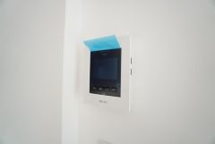防犯はもちろん、セールスマン対策にもなるモニター付きインターホンです。 来訪者の顔が見えるので安心ですね＾＾