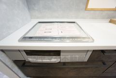 お手入れのしやすいIHクッキングヒーターです。3口コンロなので、効率よくお料理が楽しめます。毎日のお料理も楽しくなりますね＾＾
