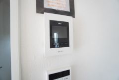 防犯はもちろん、セールスマン対策にもなるモニター付きインターホンです。 来訪者の顔が見えるので安心ですね＾＾