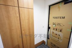 コンパクトな玄関ホール。たっぷり収納できるシューズボックス付きなので、家族全員の靴がきれいに整頓できます。