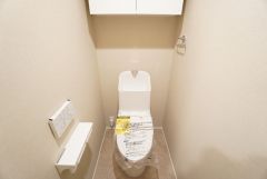 ウォシュレット、暖房便座、節電・節水機能など、使い勝手のよい高機能トイレです。 上部には収納棚が付いています＾＾