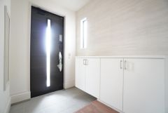 たっぷり収納できるシューズボックス付きです。家族全員の靴がきれいに整頓できます。棚の上にお花や写真を飾っても良いですね。